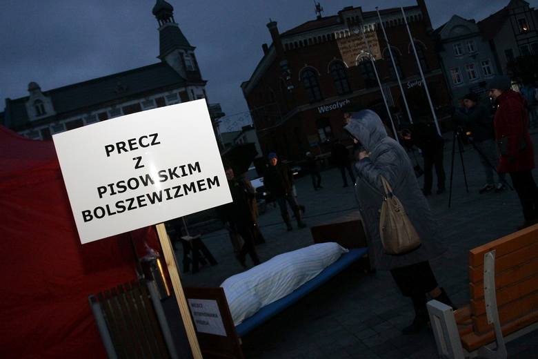 Strajk Obywatelski w Pucku. Łóżko dla prezesa i TVP Dobra