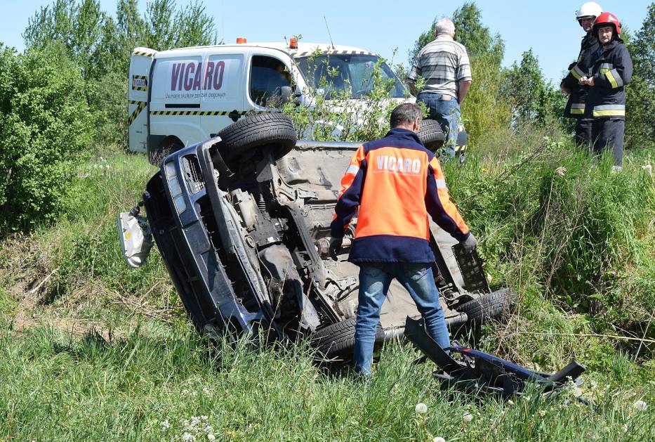 Wypadek na trasie Kosakowo – Mrzezino. 20-latek ściął zakręt i wypadł z drogi