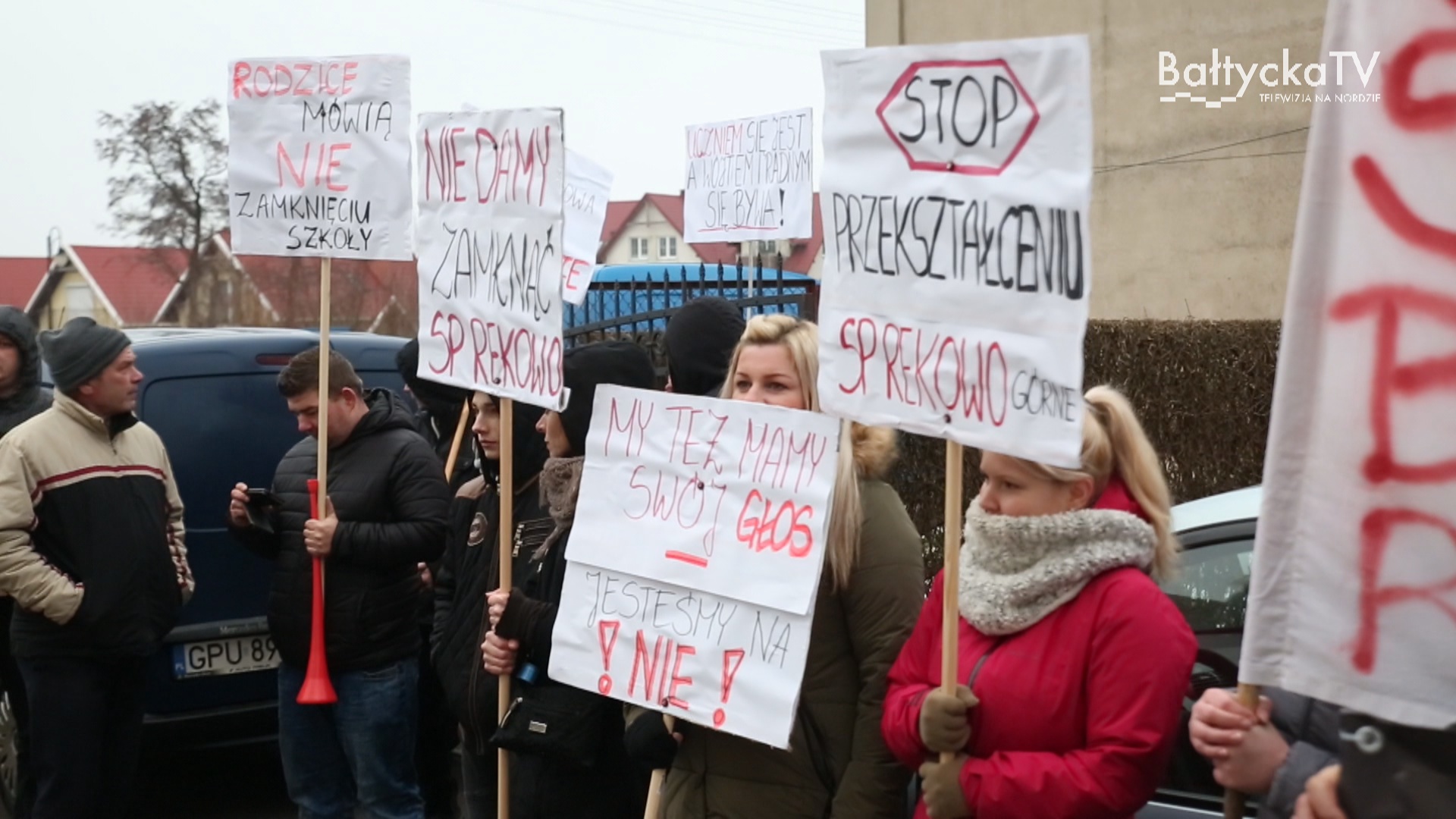 Nauczyciele i rodzice uczniów protestowali dzisiaj przed Urzędem Gminy Puck
