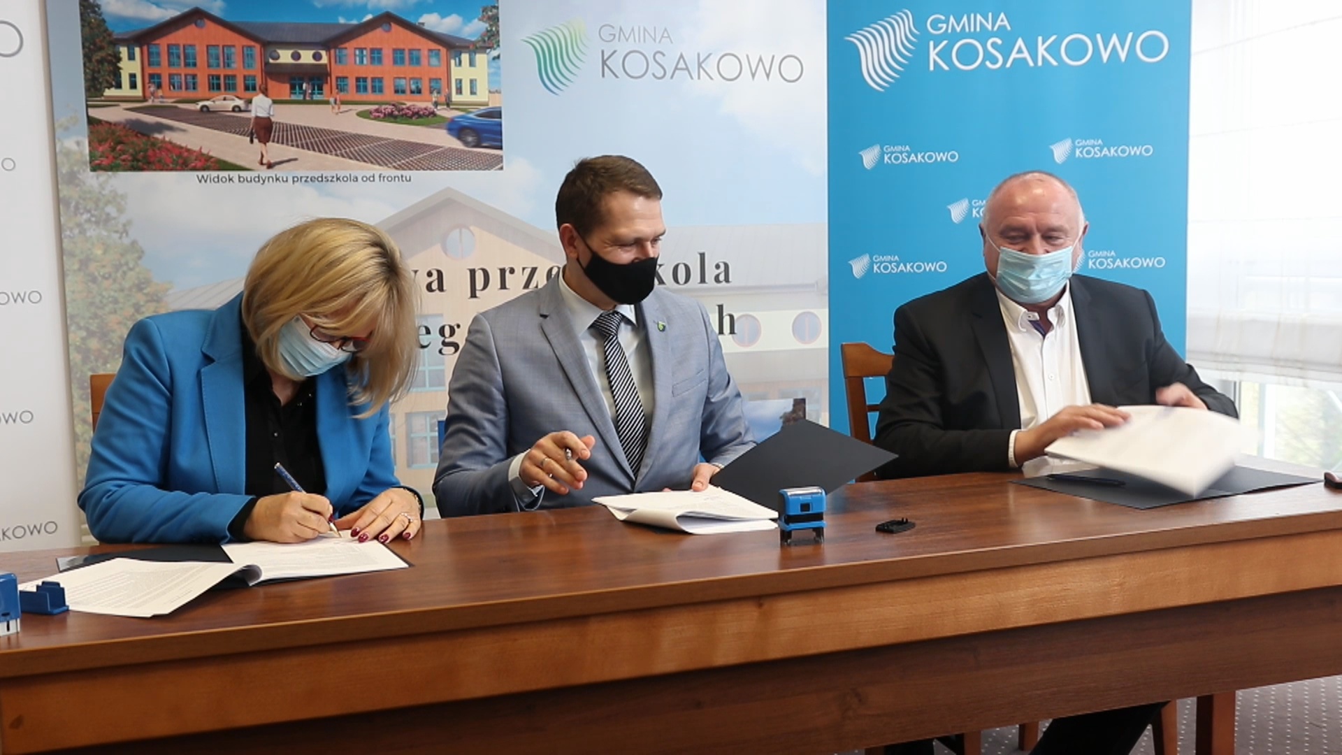 Wójt gminy Kosakowo Marcin Majek podpisał umowę na budowę przedszkola publicznego w Mostach