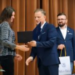 Gala honorowego krwiodawstwa w Żelistrzewie: samorządowcy powiatu puckiego wręczyli krwiodawcom odznaki i wyróżnienia