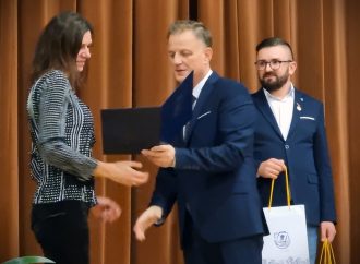 Gala honorowego krwiodawstwa w Żelistrzewie: samorządowcy powiatu puckiego wręczyli krwiodawcom odznaki i wyróżnienia