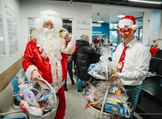 Mikołaj odwiedził małych pacjentów oddziału pediatrii w Szpitalu Puckim, a wraz z nim życzenia świąteczne złożył im starosta powiatu puckiego