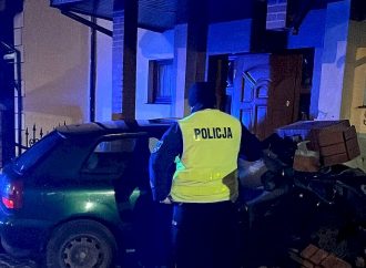 Wypadek we Władysławowie: na ul. Młyńskiej kompletnie pijany kierowca wjechał w dom, kosząc przy tym ogrodzenie