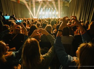 Dzień Kobiet i Mężczyzn we Władysławowie: na scenie Kuba Badach i Kabaret Smile, a na widowni tłumy