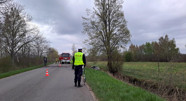 Tragiczny wypadek w gminie Krokowa: na trasie Dębki-Odargowo auto rozbiło się na drzewie