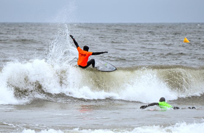 Cold Waves by Porsche: ekstremalne emocje i surferska rywalizacja we Władysławowie!