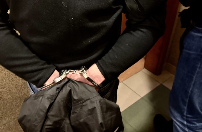 Zaczęło się od jazdy pod prąd, a skończyło na areszcie dla trzech osób! Policyjna akcja na Półwyspie Helskim