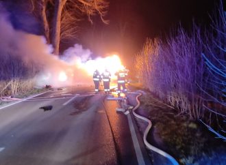 Koszmarny wypadek pomiędzy Werblinią i Zdradą w gminie Puck: auto doszczętnie spłonęło