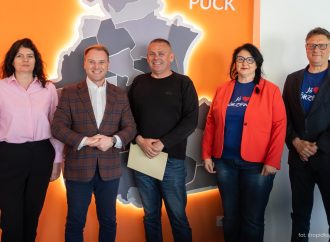 Swarzewo zyska bezpieczną plażę! Wójt gminy Puck podpisał umowę na umocnienie brzegu morskiego