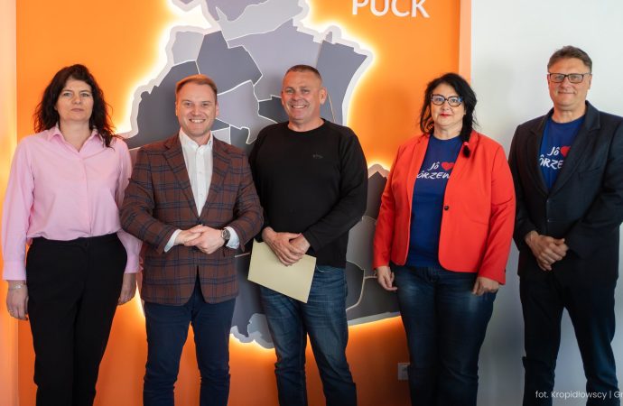 Swarzewo zyska bezpieczną plażę! Wójt gminy Puck podpisał umowę na umocnienie brzegu morskiego