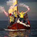 Kibice Arki Gdynia popłynęli na mecz z Jastarni! Niecodzienny transport na stadion robi wrażenie