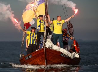 Kibice Arki Gdynia popłynęli na mecz z Jastarni! Niecodzienny transport na stadion robi wrażenie