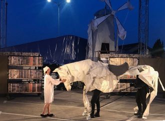 Don Kichot w Jastarni! Port rybacki w Jastarni stał się areną niezwykłego spektaklu plenerowego