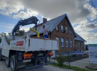 Trwa remont dachu Muzeum Sportu Wiejskiego w Łebczu