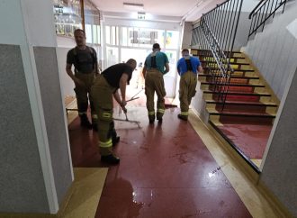 Awaria w Szkole Podstawowej w Jastrzębiej Górze: budynek zalany, ale nauka trwa! Gmina zapewnia alternatywne rozwiązania