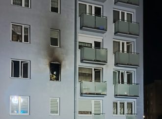 Puck: pożar mieszkania w bloku przy ulicy Derdowskiego! Jedna osoba w szpitalu