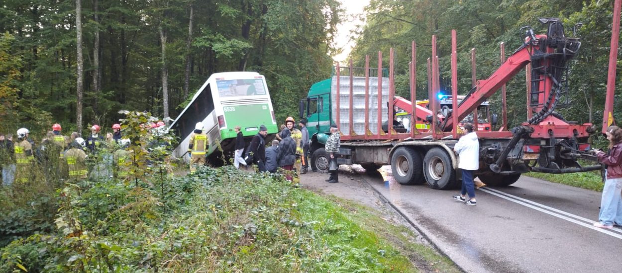 Poważny wypadek między Darzlubiem a Leśniewem: zderzenie autobusu PKS z ciężarówką!