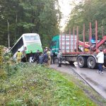 Poważny wypadek między Darzlubiem a Leśniewem: zderzenie autobusu PKS z ciężarówką!