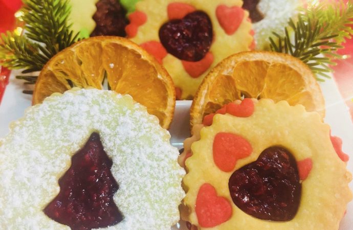 „Ciasteczka z Serca” w gminie Krokowa: ciasteczka maślane z dżemem malinowym