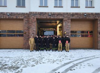 Awanse i jubileusze w Komendzie Powiatowej PSP w Pucku: uroczysta zmiana służby doceniła zasłużonych strażaków