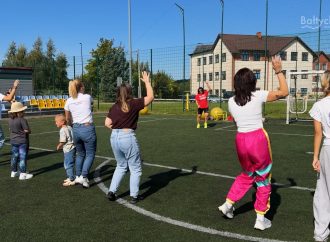 „BAW SIĘ I RUSZAJ” – sportowy turniej rodzinny na Orliku w Wierzchucinie