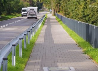 Długo oczekiwany chodnik w Starzyńskim Dworze oficjalnie oddany do użytku